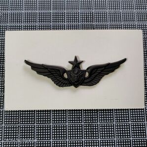 米軍実物未使用品 アメリカ陸軍 シニア航空機搭乗員章 エアクラフト クルーマン サブデュード バッジ 1970年ロット 台紙付き
