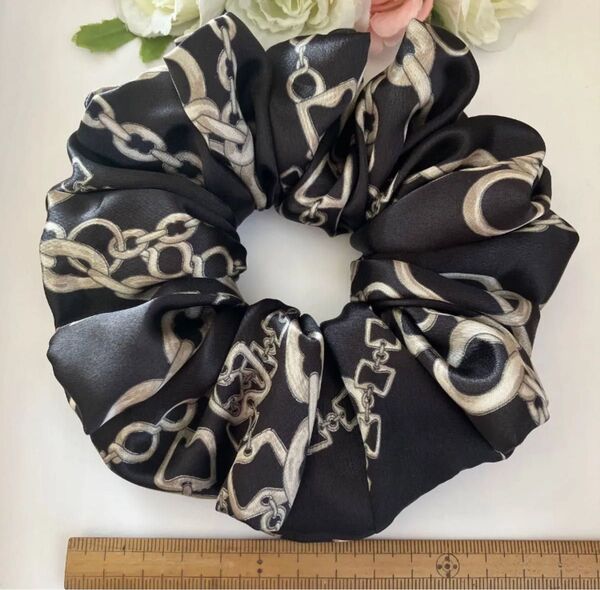 サテン シュシュ チェーン柄 ブラック 上品 ヘアアクセサリーハンドメイドシュシュ