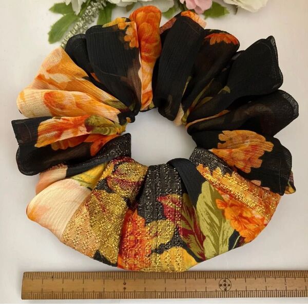 花柄シュシュ 黒、オレンジ&ゴールド ラメ入りハンドメイドシュシュ