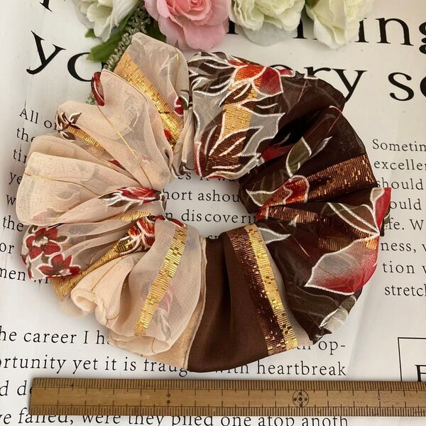 ハンドメイドシュシュ☆クリームベージュ茶花柄