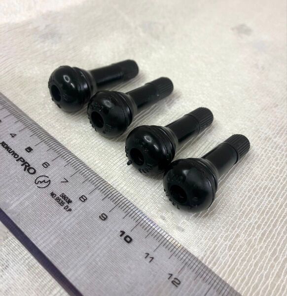 TR413 エアバルブ 4個セット タイヤゴムバルブ コア&キャップ付き チューブレスタイヤ 送料無料