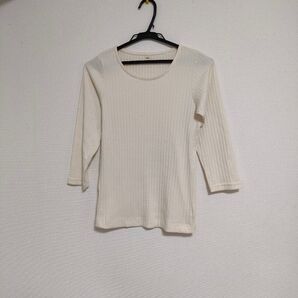 レディース トップス美品 七分袖リブカットソーTシャツオフホワイト ナチュラルカジュアル ママコーデ シンプルカジュアル Mサイズ