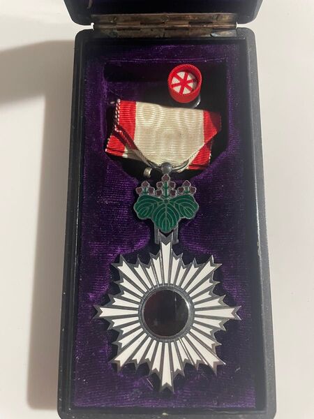 【美品・箱付】勲六等単光旭日章 勲章 昭和期 勲章ケース付き 昭和レトロ 旧日本軍 軍用記章