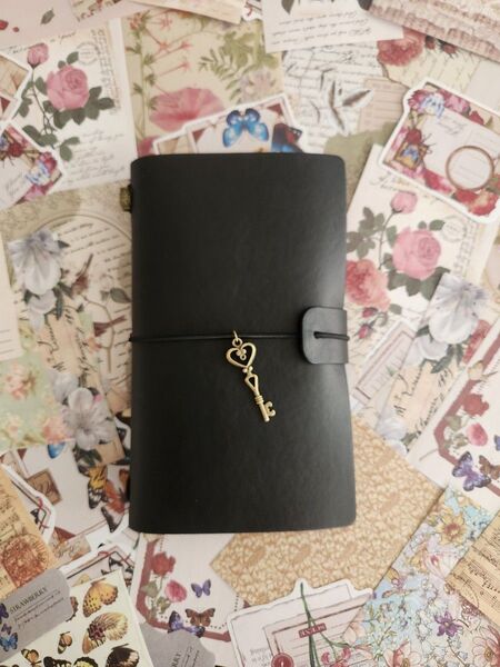 新品 日記 ノート 手帳 コラージュ トラベラー旅行 メモ 鍵ブラック