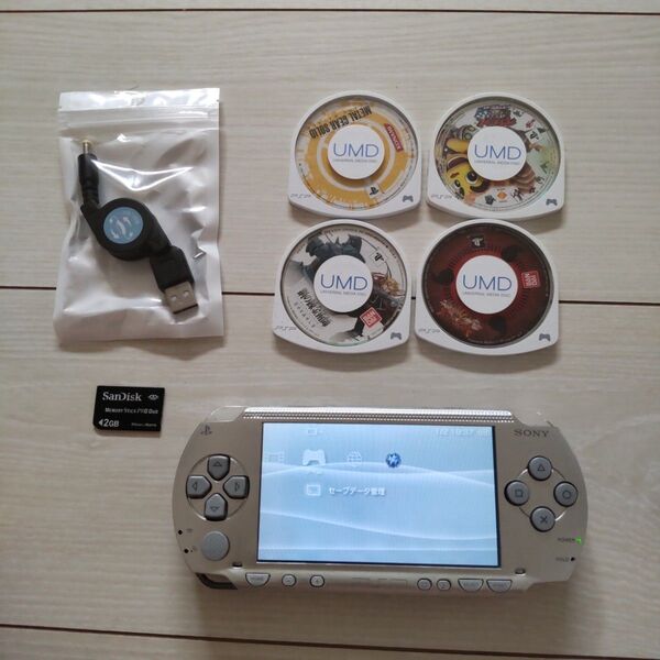 良品★psp本体★シルバー★純正バッテリー、ゲーム4つ、メモリー、新品充電器付き♪動作OK除菌済み!