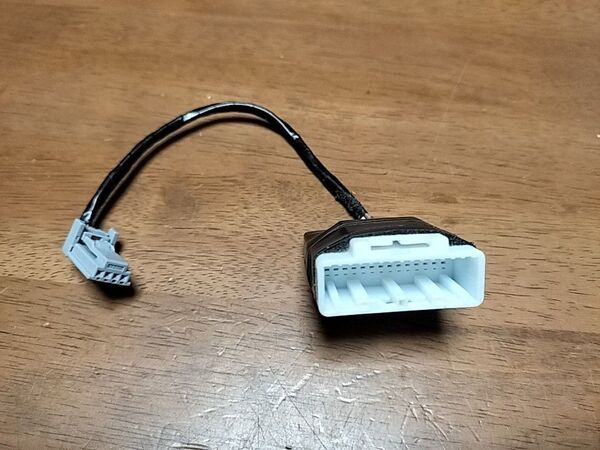 トヨタ純正ナビ ステアリングスイッチ 変換ハーネス(4P ⇔ 28P)(NSZNーW64T 等)