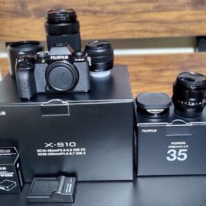 フジフィルム X-S10 ダブルズームキット + XF35mmF1.4R + 予備バッテリー充電器付き 【シャッター数779枚】