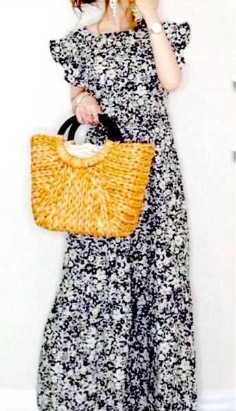 【美品】【最安値】小花柄ロングワンピース マキシ丈 フリルスリーブ Aライン フリー痩せて見えます! ワンピース