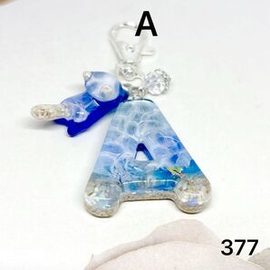 ハンドメイド レジン イニシャルキーホルダー A