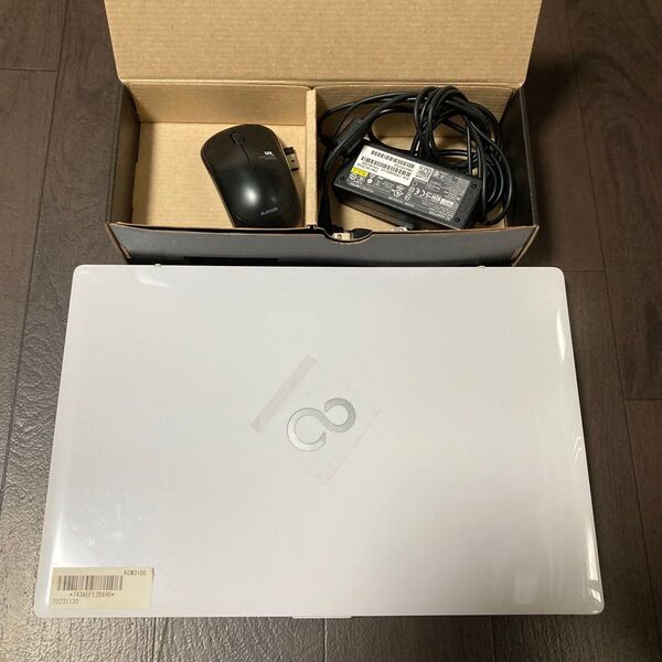 白色のノートパソコン LIFEBOOK AH56/D1 プレミアムホワイト