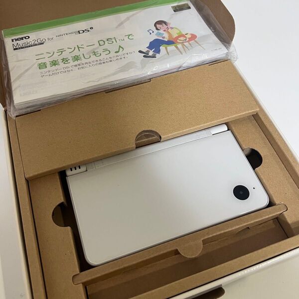 【箱付】Nintendo DSILL本体ナチュラルホワイト