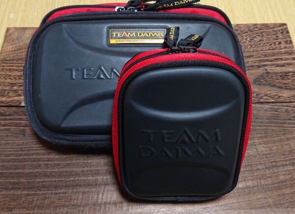 ダイワ精工 TEAM DAIWA ルアーケース&ウエストバッグ 赤/黒
