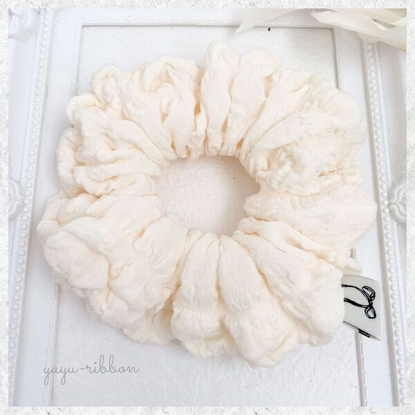 ハンドメイド シュシュ 白 ポコポコ生地 春 夏 秋 冬 ヘアゴム ヘアアクセサリー ポニーテール 上品 ヘアアレンジ
