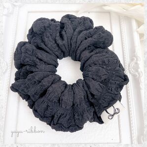 ハンドメイド シュシュ ブラック ヘアゴム ヘアアクセサリー ポコポコ生地 黒 リボン 上品 ヘアアレンジ ポニーテール