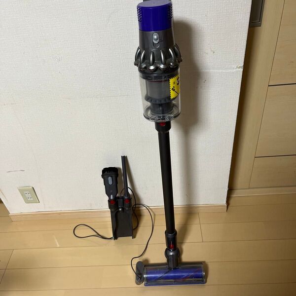 美品 ダイソン V10 fluffy+ SV12 コードレスクリーナー 充電器 ブラシヘッド 隙間ノズル 充電器ホルダー