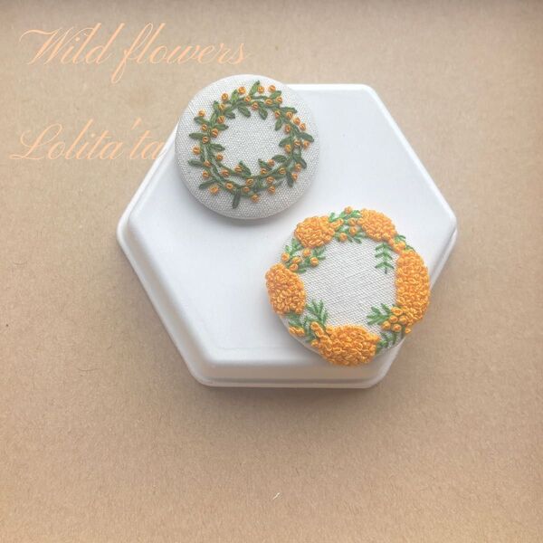 最終価格 刺繍ブローチ 花 くるみボタンブローチ CUTIE STREET推し色シリーズ【ハンドメイド】オレンジ2点セット046