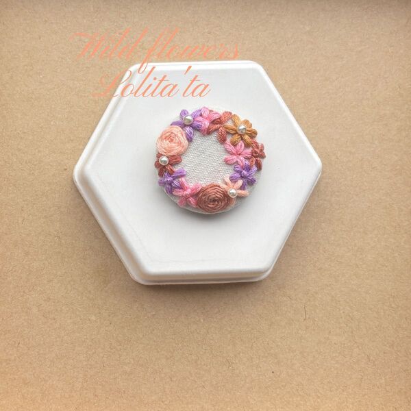 最終価格 ハンドメイド 刺繍ブローチ 北欧風 刺繍ブローチ 一点物 ギフトにも 花 リング050