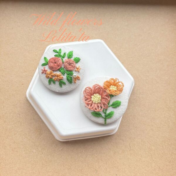 くるみボタン ハンドメイド 刺繍ブローチ 北欧風 2個セット 一点物 ギフトにも 春 花051 ブローチ 刺繍ブローチ