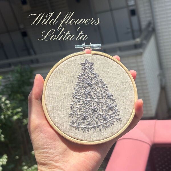 ハンドメイド 刺繍 フレーム付き モノトーン刺繍・クリスマスツリー 北欧風 一点物 ギフトにも インテリア067