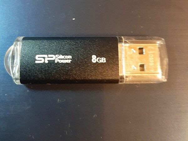 USBメモリー 8GB キャップ式