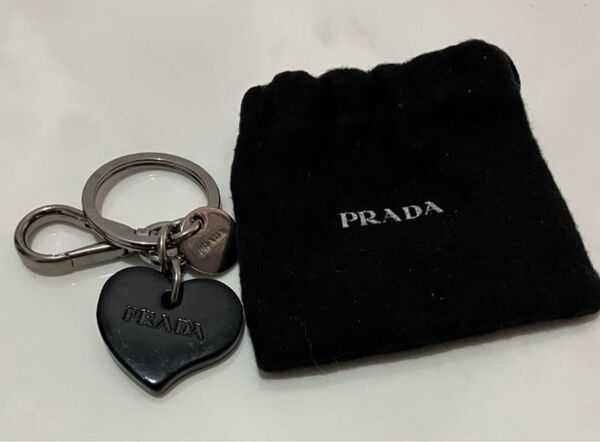 美品PRADA プラダ ハート型キーホルダー ブラック