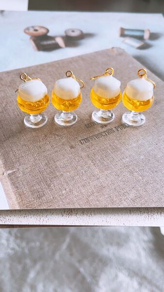 ハンドメイド ミニチュア 泡モリモリ グラスビールピアス アレルギー対応ピアス(ニッケルフリー)