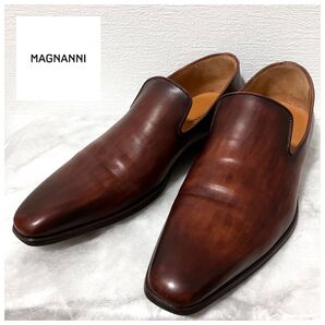 マグナーニ ホールカット レザー ローファー スリッポン ブラウン