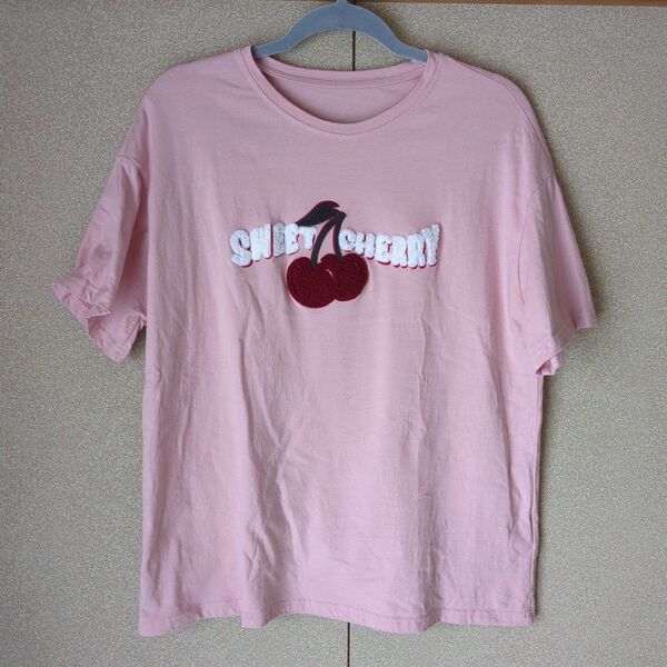 ピンクの半袖Tシャツ、スウィートチェリーの刺繍デザイン