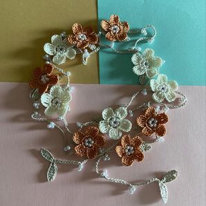 ハンドメイドレース編み くすみカラーお花のラリエット オレンジ、エミーグランデ ネックレス