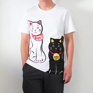 5000円位◆レディースXL【ホワイト系×白招き猫&黒招き猫プリント 半袖Tシャツ】