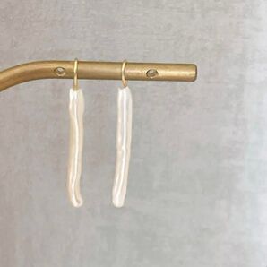 407揺れないフックピアス スティックパール ナチュラルオレンジ 14kgf