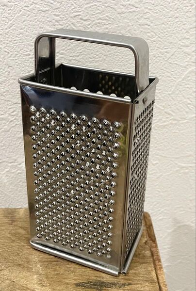 イタリア製 チーズ グレーター 4面 チーズ 削り器 おろし金 ステンレス 5種