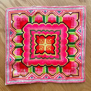 モン族古布 民族衣装 刺繍生地 タペストリー