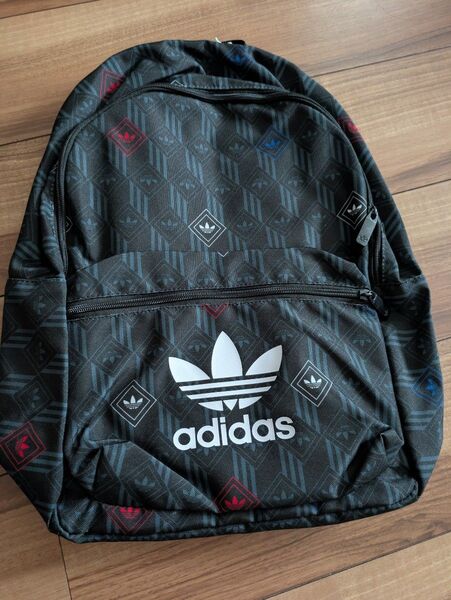 adidas 幾何学模様 ブラックバックパック