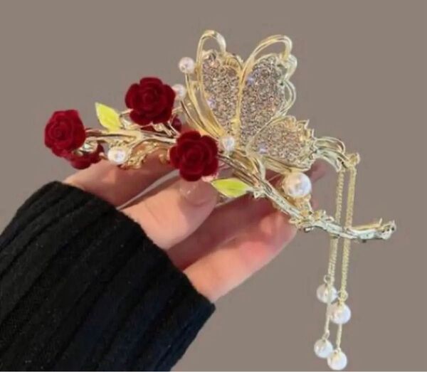 赤いお花ローズ バタフライ デザイン ヘアクリップ バンズクリップ パール チェーン ゴールド 髪留め まとめ髪