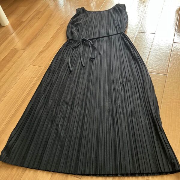 ユニクロ プリーツワンピース ブラック Lサイズ