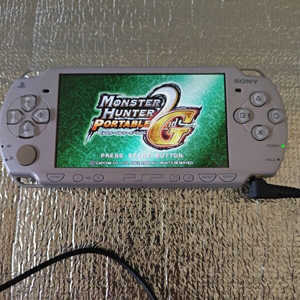 PSP-2000本体★通電・ソフト起動確認済★モンハンソフト&メモリースティック付き