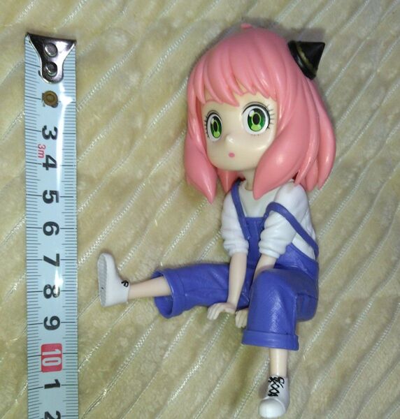 座るアーニャ フィギュア