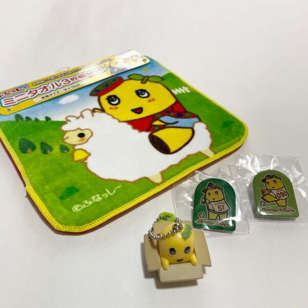 ふなっしーミニタオル3枚組、缶バッジ2個、梨箱のふなっしーキーチェーンの5点セット