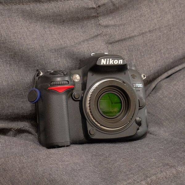 【価格調整済み】D7000 ボディ、バッテリー×2