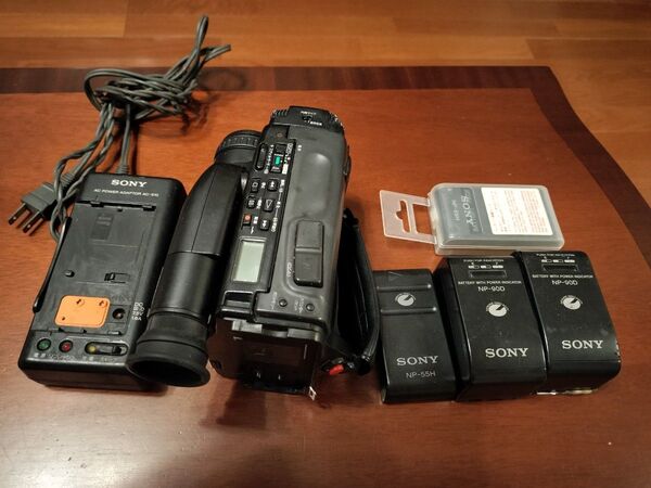 SONY Handycam ビデオカメラ Hi8 CCD-TR705 付属品多数 ジャンク