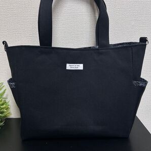 A4●ブラック●裏地モノトーンフラワー●サイドポケット●ハンドメイド●トートバッグ