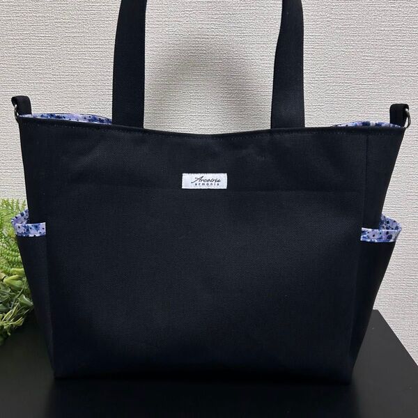 A4●ブラック●裏地パープル●小花柄●サイドポケット●ハンドメイド●トートバッグ