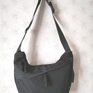 ☆新品 軽量 クロスメッセンジャーバッグ 黒 ユニセックス☆