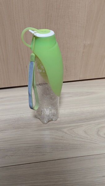 ペットウォーターボトル 給水器 犬 携帯用 水飲みボトル ライトグリーン 葉柄 犬用 わんこ 散歩 さんぽ ワンコ 給水 ボトル