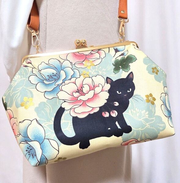 黒猫 牡丹 クリーム色 可愛い 猫 和柄 花柄 和風 がま口 ショルダーバッグ ハンドメイド 華やか ネコ ねこ 旅行 お出かけ