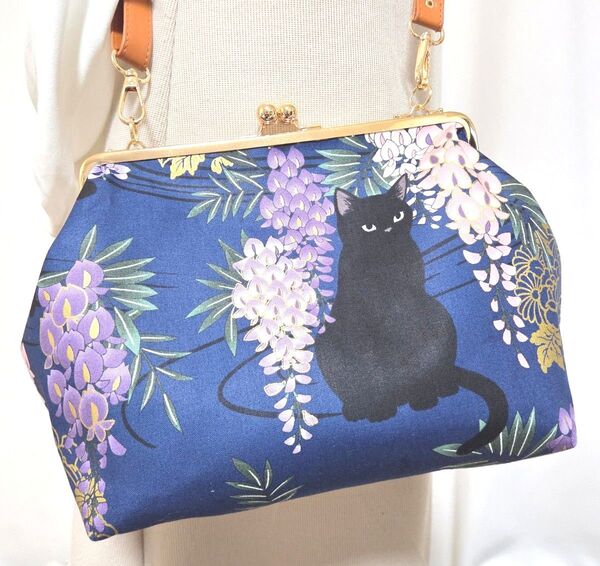 黒猫 藤の花 ネイビー 紺 猫 ネコ ねこ ゴールド 華やか かわいい がま口 ショルダーバッグ ハンドメイド モダン和柄 花柄