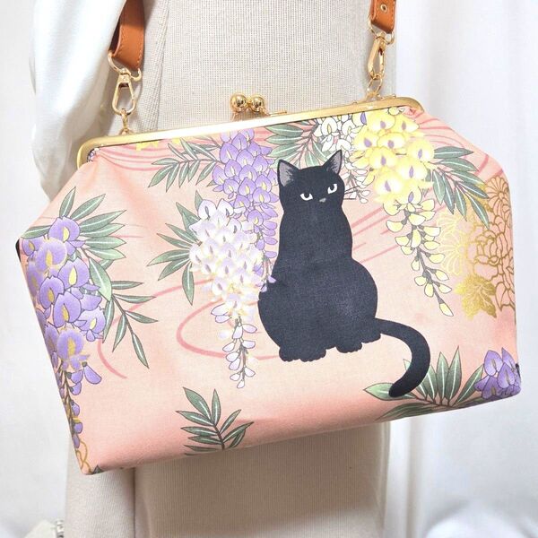 黒猫 藤の花 サーモンピンク 和柄 かわいい がま口バッグ 大きい がま口 ショルダーバッグ 猫 ネコ ねこ 和風 華やか 着物