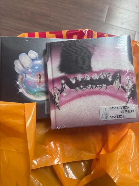 MEOVV/1ST EP ALBUM : MY EYES OPEN VVIDE (PHOTOBOOK VER.) 2枚セット