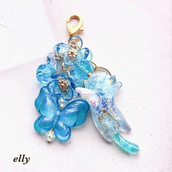【この様】ハンドメイド 天然石 アクアマリン 琉球ガラス ラベンダー 蝶々 とびつき猫 レジン チャーム 手染めビーズ